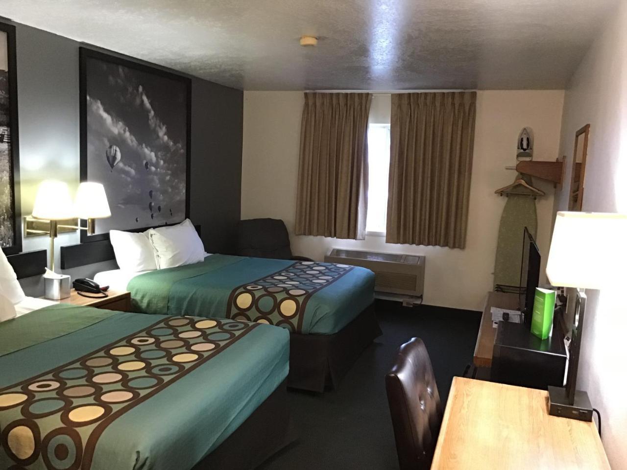 Super 8 By Wyndham Rexburg Hotel Eksteriør billede